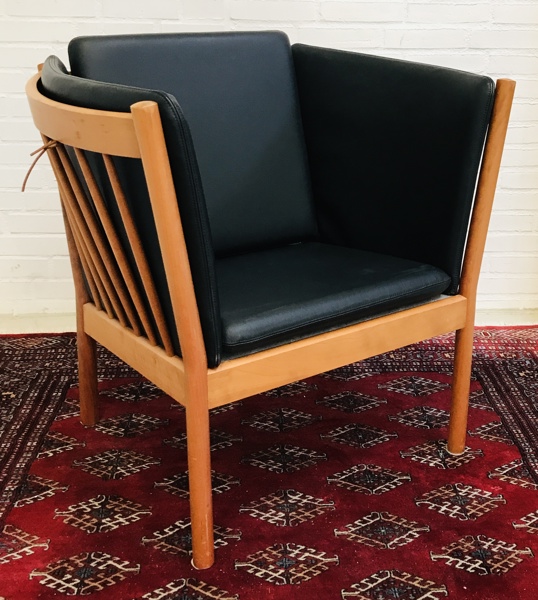 Erik Ole Jørgensen J146 tremme-/loungestol udført i kirsebær med læderhynder, fremstillet ved Kvist Møbler