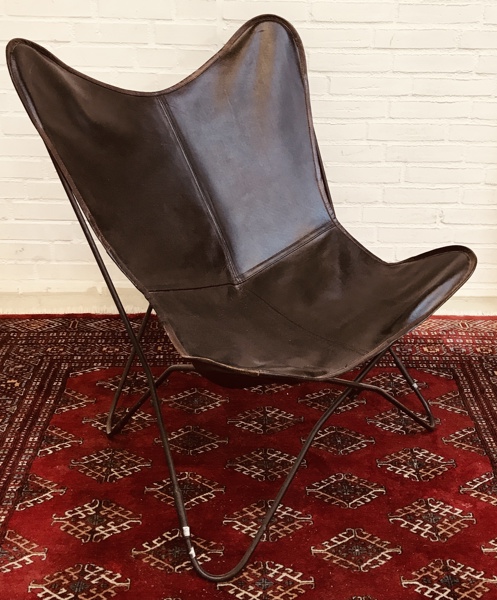 Flagermus (Butterfly) loungestol udført i sort kunstlæder og rørstel