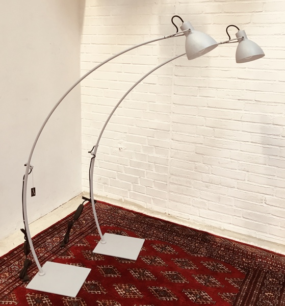 2 Seed Lighting klassisk moderne standerlampe, udført i  bemalet stål stel og fod 