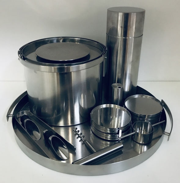 Stelton Cylinda Line cocktailset m. bakke (23 enheder), formgivet af Arne Jacobsen (1967)