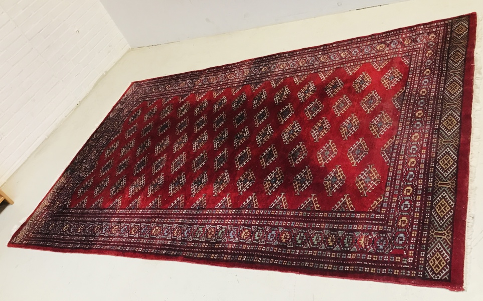 Mellemøstligt tæppe, rustik og fremstår i fin stand