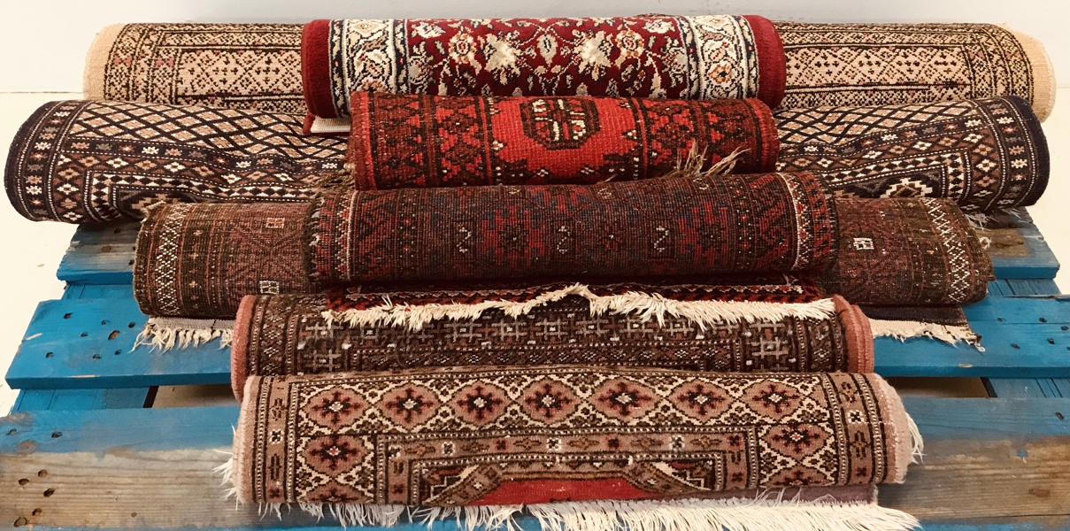 Stort parti gulvtæpper (8 enheder) i flere størrelser og varianter, orientalsk inspiration