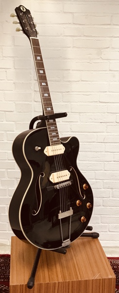 Roadrunners håndlavet eletrisk guitar, fremstillet af Bluetone Sweden