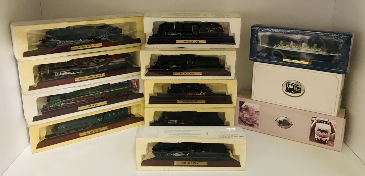 Samling af modeltog og Titanic model (12 enheder), fremstår som ny og i original emballage