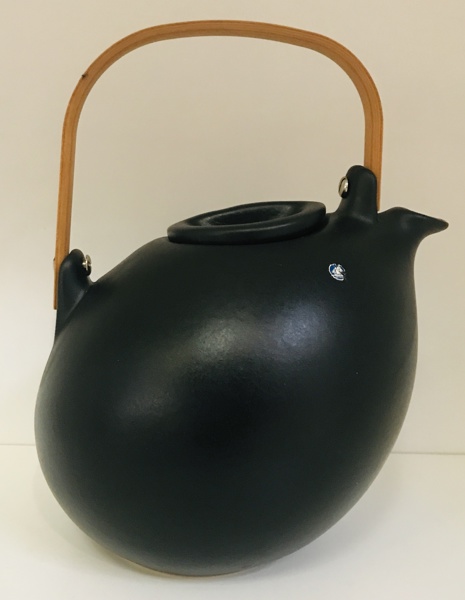 Søholm Åbo keramisk tepotte m. hank i formspændt bøg