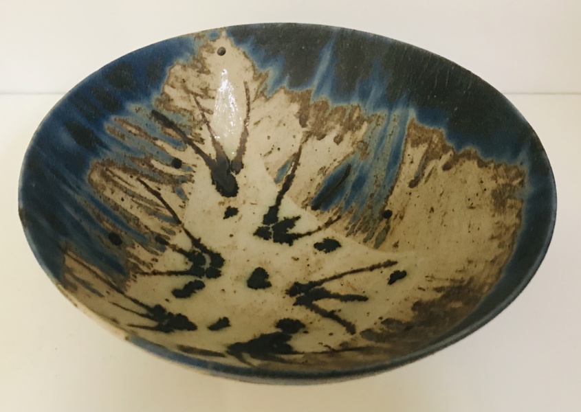 Hanny Abel keramisk skål, udført i en bred og lav form med glaseret overflade