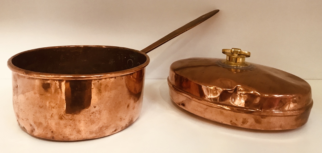 Kobber: stor antik kasserolle samt antik varmedunk 