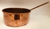 Kobber: stor antik kasserolle samt antik varmedunk 