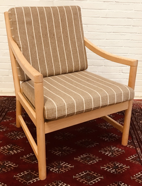 C. F. Christensen læne-/armstol udført i bøg, m. stribet uld hynder - fremstillet ved CFC Silkeborg