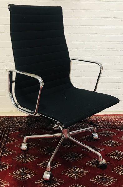 Charles og Ray Eames (1907-1978) Aluminium EA 119 kontorstol m. drejefunktion, fremstillet ved Vitra