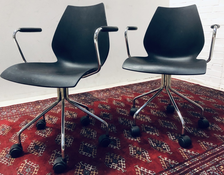 2 Maui kontorstole m. armlæn formgivet af Vico Magistretti, fremstillet ved Kartell, Italien