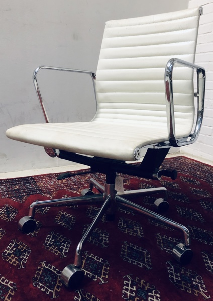 Charles og Ray Eames (1907-1978) EA 117 kontorstol m. drejefunktion, fremstillet ved Vitra