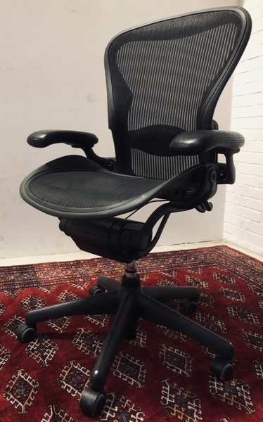 Bill Stumpf og Don Chadwick: Aeron B high-end kontorstol (sort), fremstillet ved Herman Miller