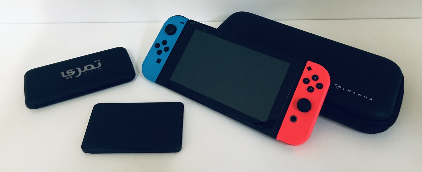 +M: Nintendo Switch HAC-001 spillekonsol (rød/blå), Mophie Essentials 5000mAh trådløs powerbank samt Temry 8000mAh powerbank (B 504, 505, 545/25)