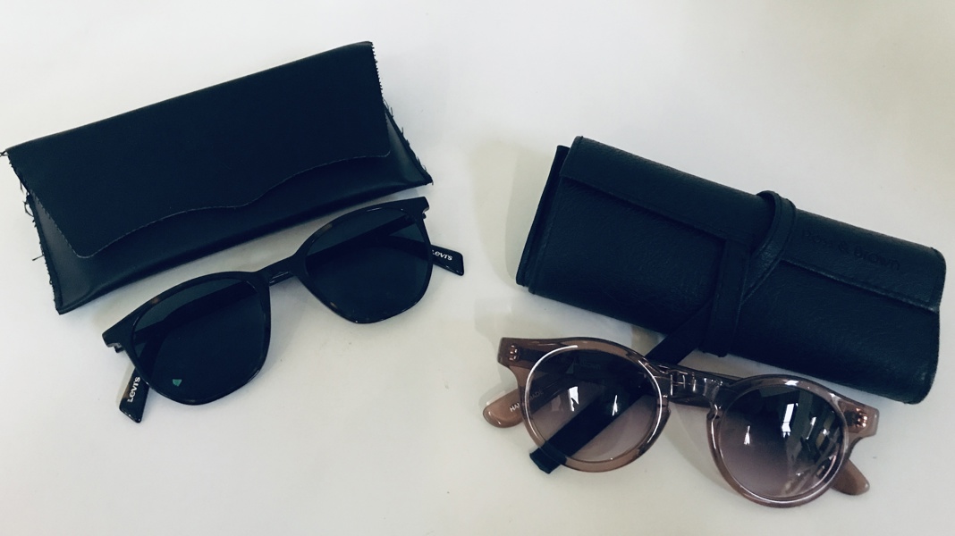 +M: Ross & Brown 192 Habana håndlavet solbrille samt Lewis Levi 05 solbrille -  begge m. etui (B 531, 545/25)