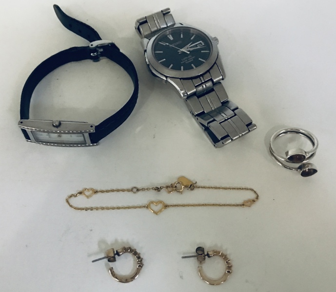 +M: Smykker, sølv og ure: Maanesten armlænke (925), kunstring (925), Skagen dameur (266SSLWW1) samt Seiko herreur (7N43-0AR0) - (B 516, 537, 544, 546, 552/25)