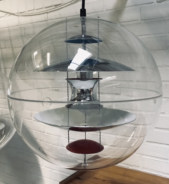 +M: Verner Panton VP Globe, fremstillet ved Verpan (akryl/aluminium) - (2026-0664)