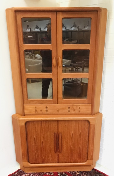 Dyrlund high-end vitrineskab (hjørne) af massiv teak m. tappede skuffer, jalousi låger og elegante glaslåger