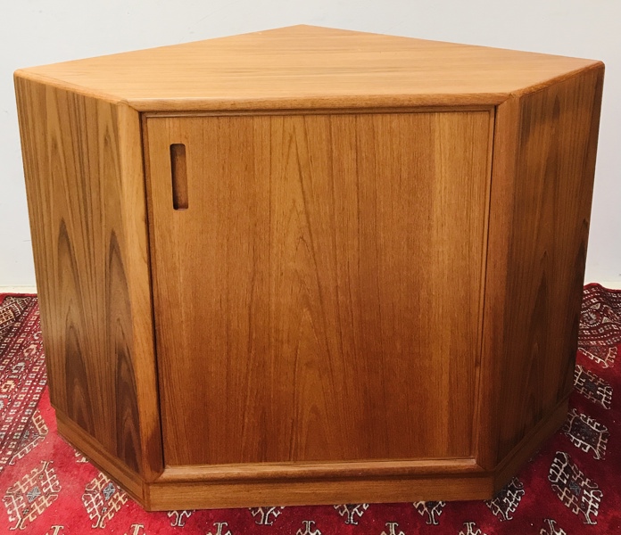 Dyrlund high-end hjørneskab af massiv teak