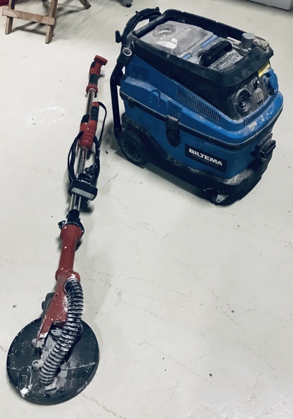 +M: Mitsutomo væg- og loftsliber (girafsliber), 230-240 V 50 Hz 710 W samt Biltema WD 1600 våd/tør-støvsuger, m. beholderkapacitet: 30 L