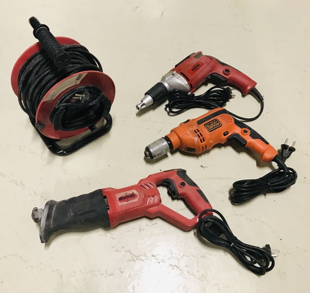 +M: El-værktøj: Mitsutomo gipsskruemaskine (230V), Mitsutomo bajonetsav (230V) samt Black&Decker BDB710 slagboremaskine samt  Sartano havekabeltromle 25m (230V)