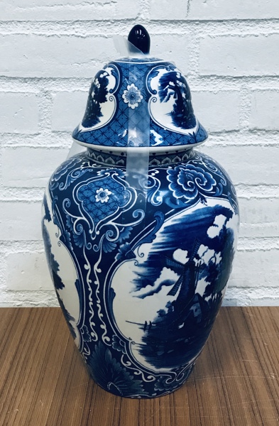 Delfts lågkrukke med karakteristisk blå dekoration i hollandsk fajance