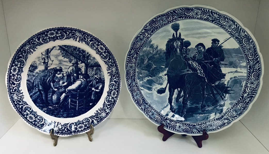 Delfts fad med karakteristisk blå dekoration i hollandsk fajance (40cm) samt Boch Freres La Louviere fad (35cm) med karakteristisk blå dekoration i belgisk fajance