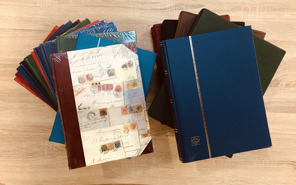 Frimærker: 4 gode mapper m. kassette, 4 nye indstiksbøger (stadig i cellofan) samt 8 tomme mapper (bemærk: ingen mærker)