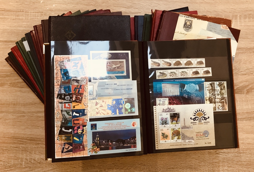 Frimærker: 17 mapper m. forskellige lande - herunder Nicaragua, Grækenland, Italien, Nambia, Uruguay, Monaco, Ghana, Argentina, Belgien, Sverige, Danmark, Grønland, Sydafrika, Singapore m.fl.  