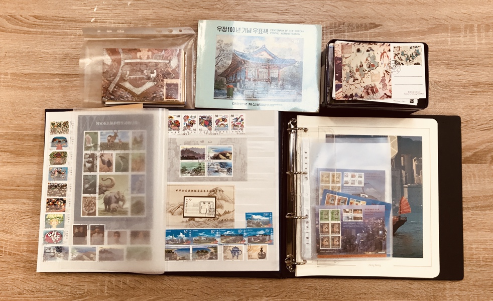 Frimærker: 3 mapper, kasse samt løse m. Hong Kong (en del miniark), Kina (bog m. nyere mrk./miniakr), Kina (postkort) samt Korea (nytryk?)