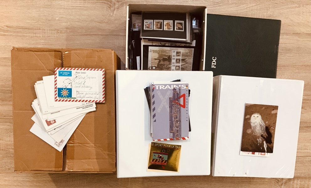 Frimærker: lille kasse m. Grønland, hæfter m. Grønland, 6 ringbind m. førstedagskuverter (Grønland) samt kasse m. grønlandsk materiale (bl.a. breve) 