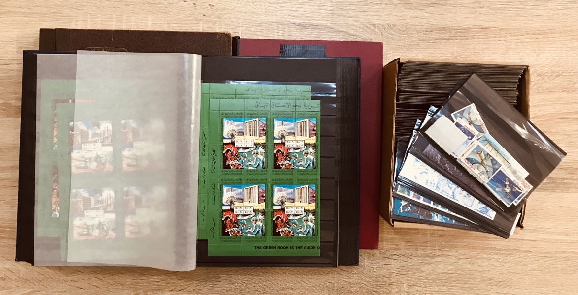 Frimærker: 3 gode mapper m. rumfart samt kasse med rumfart på indstikskort