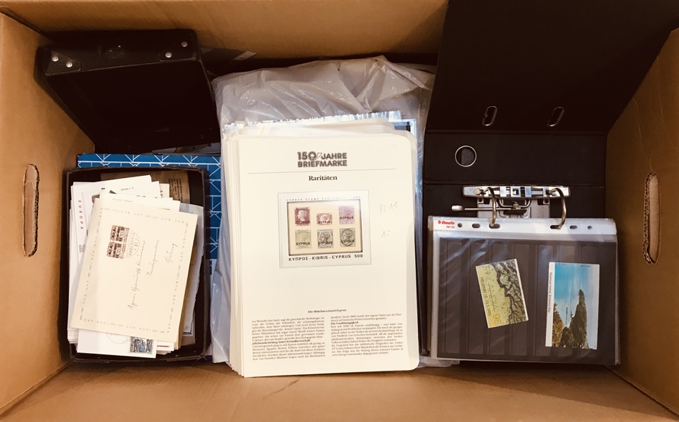 Frimærker: stor god kasse m. mange enheder - bl.a. mange fiskemrk.