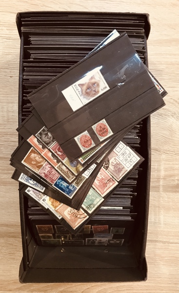 Frimærker: kartotekskasse m. indstikskort (mange spændende mærker)