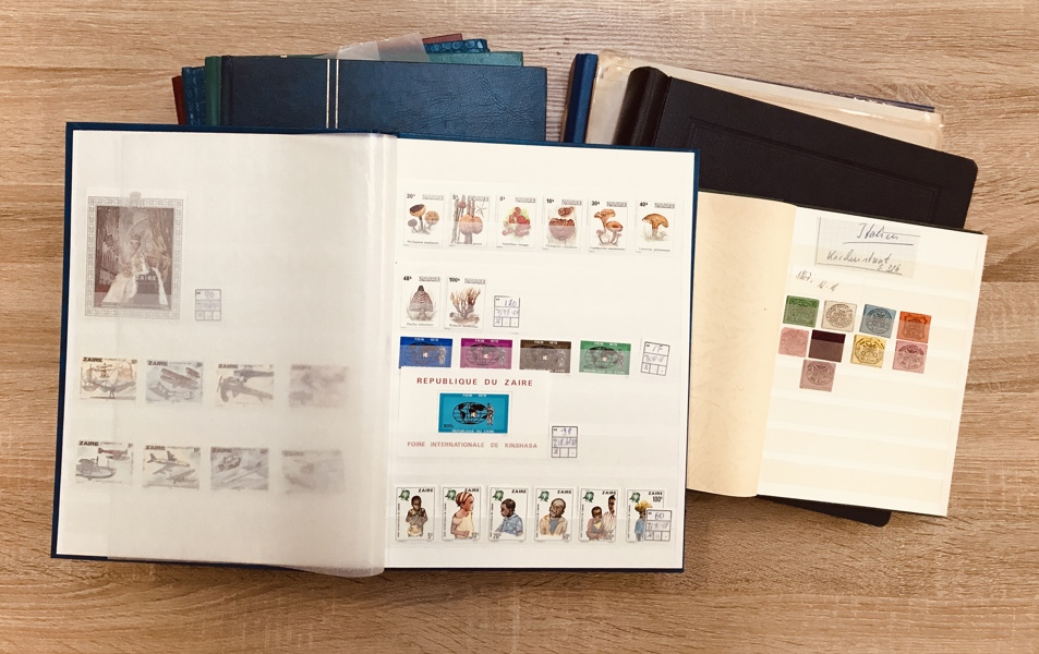 Frimærker: 8 mapper/bog + løs ark fra Afrika, Asien, Sydamerika, Australien, New Zealand, Letland, Estland, Italien m.fl.