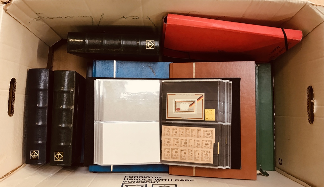 Frimærker: 17 mapper+løs ark - herunder mappe m. mange miniark (mange lande), fin mappe m. mange lande, 11 mapper m. mange lande, mappe m. rationeringsmærker, mappe m. svenske kort m. frimærkemotiver 