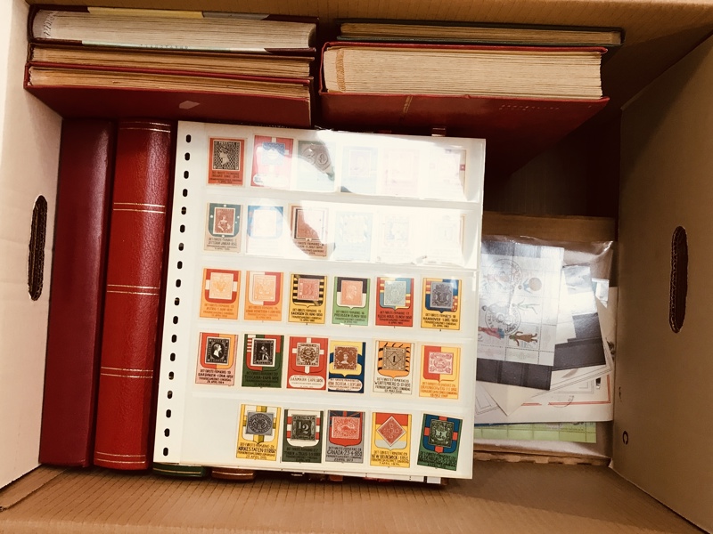 Frimærker: 19 mapper, kasse m. ark, ark m. løse mærker - herunder spejdermrk., Frankrig, Israel, Vietnam, Nicaragua, Færøerne, Guernsey, Østrig, Afghanistan, (2 mapper), Holland, indstikskort m.fl.   