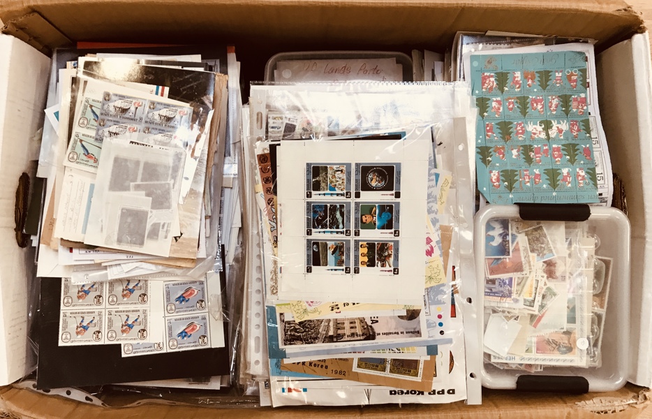 Frimærker: stor kasse m. frimærker (mange enheder)