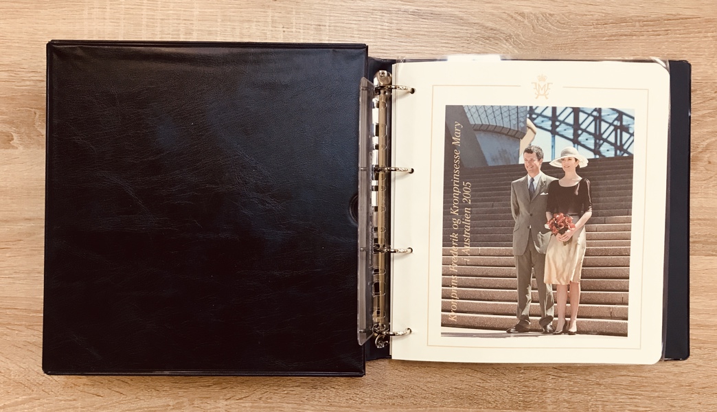 Mappe indeholdende frimærker og mønter med relation til begivenheder i den danske kongefamilie – med fokus på Frederik & Mary samt Joachim & Alexandra - bemærk gangbar mønt