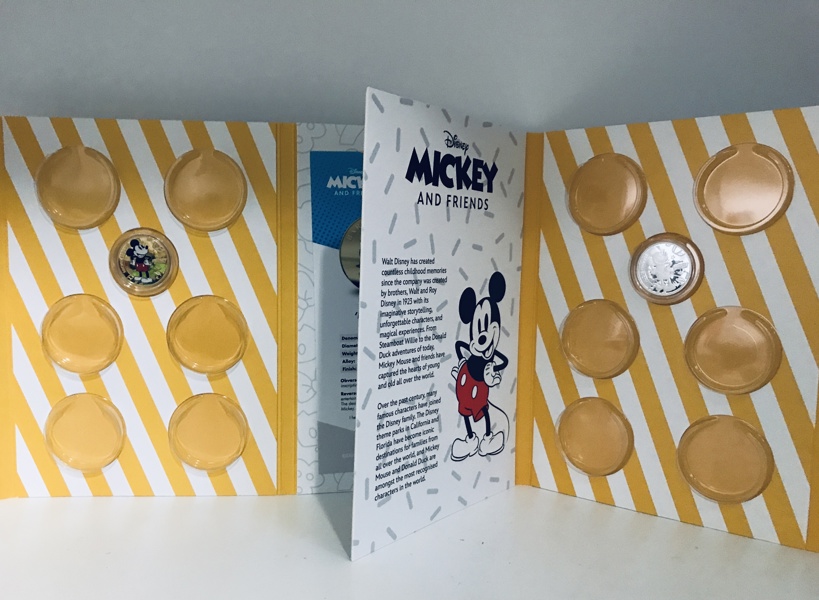 Samlermønter: 25 cent – 100 år med Walt Disney: Mickey Mouse samt (forgyldt) samt  25 cent – 100 år med Walt Disney: Mickey Mouse samt (sølv) 