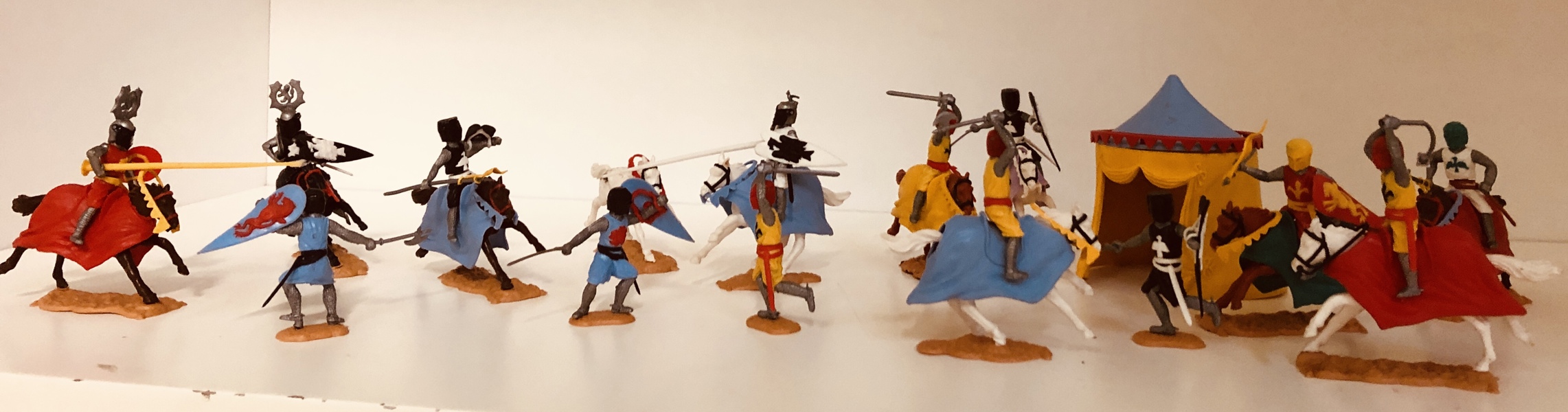 Samlerobjekt: Timpo Toys, 1950’erne – Middelalderriddere til hest og fods med våben samt telt (15 enheder), sjældenhed