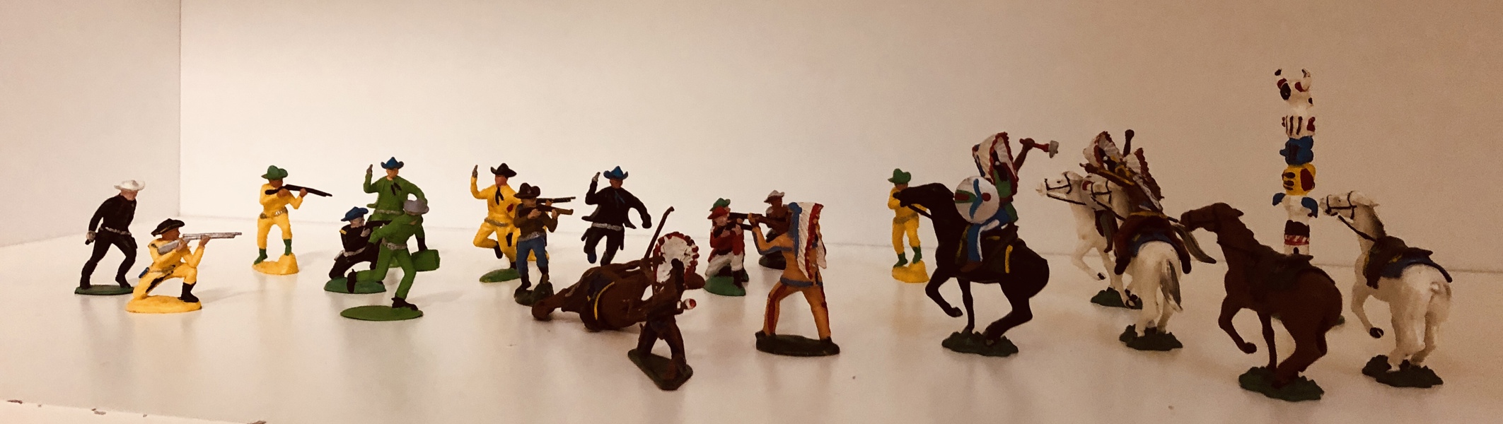 Samlerobjekt: Indianere og soldater fremstillet ved danske Reisler (26 enheder)