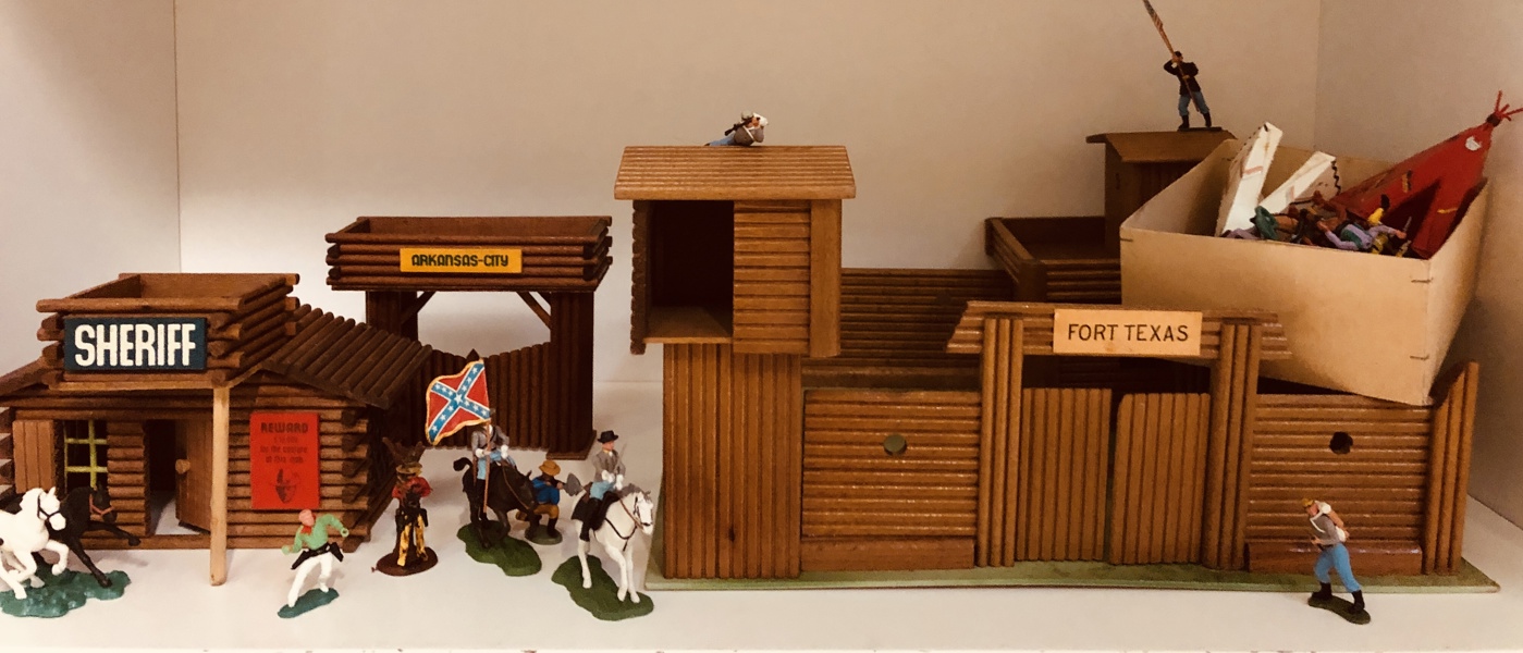 Samlerobjekt: Sheriff bygning fra Oehme & Söhne, Arkansas byport fra Oehme & Söhne, Fort-Texas bygning samt soldater og indianere fra Britains Ltd. (mange enheder)