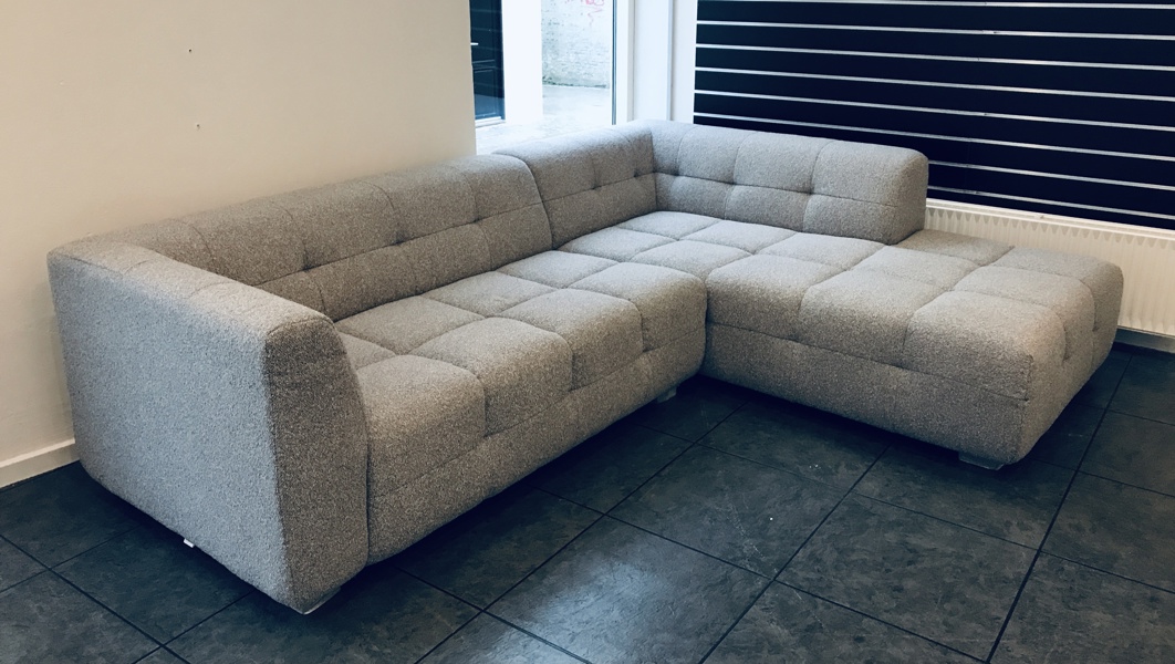 +M: Cosy hjørnesofa m. chaiselong beklædt gråmeleret møbelstof 
