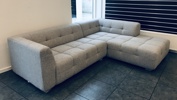 +M: Cosy hjørnesofa m. chaiselong beklædt gråmeleret møbelstof 