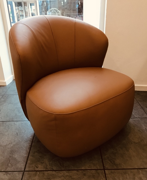 +M: Robbie Loungechair lænestol beklædt i brunt læder