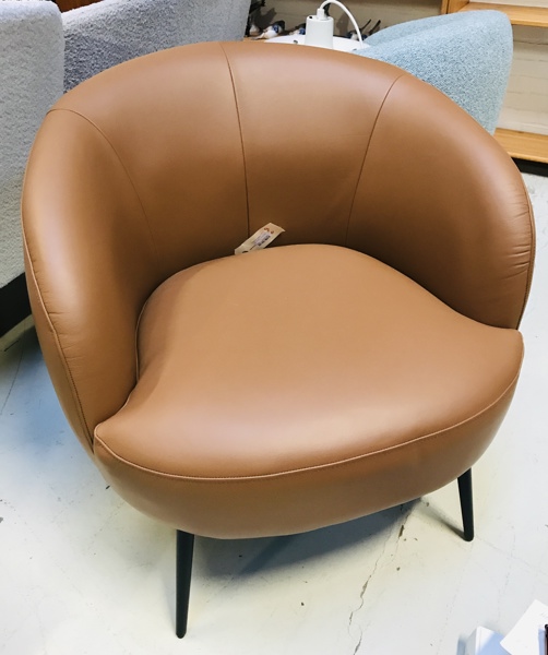 +M: Daise læne-/loungestol beklædt i brun læder