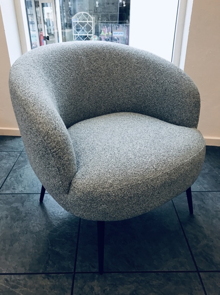  +M: Daise læne-/loungestol beklædt i oceanblå møbelstof