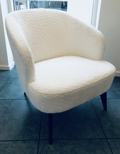+M: Daise læne-/loungeestol beklædt i hvidt teddy-møbelstof