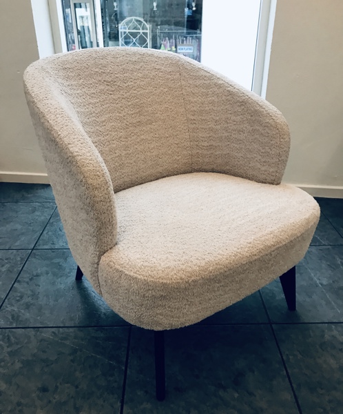 +M: Daise læne-/loungestol beklædt i lysegrå møbelstof